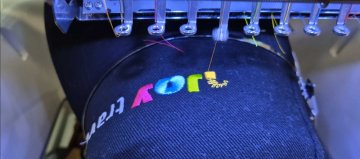 Enjoy travel: vyšívame na šiltovky