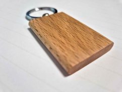 Drevená kľúčenka