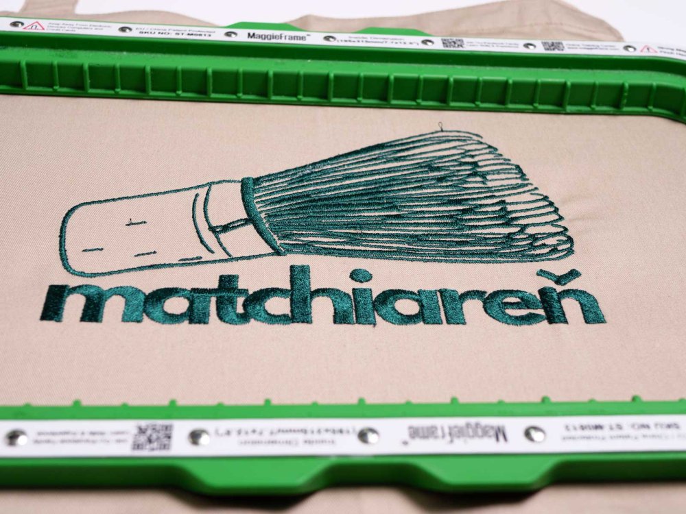 Detail výšivky loga Matchiareň – 50 000 stehov